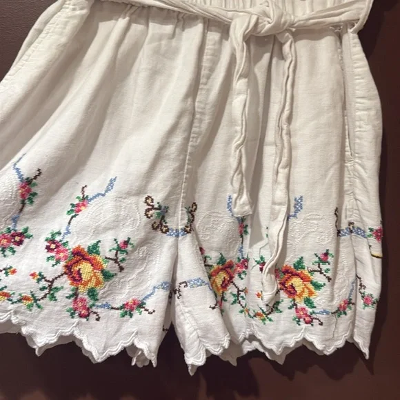 Place Nationale Embroidered Floral White Shorts